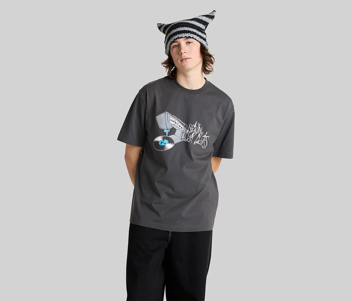KIKWEAR CUTS GRAPHIC TEE - CHARCOAL