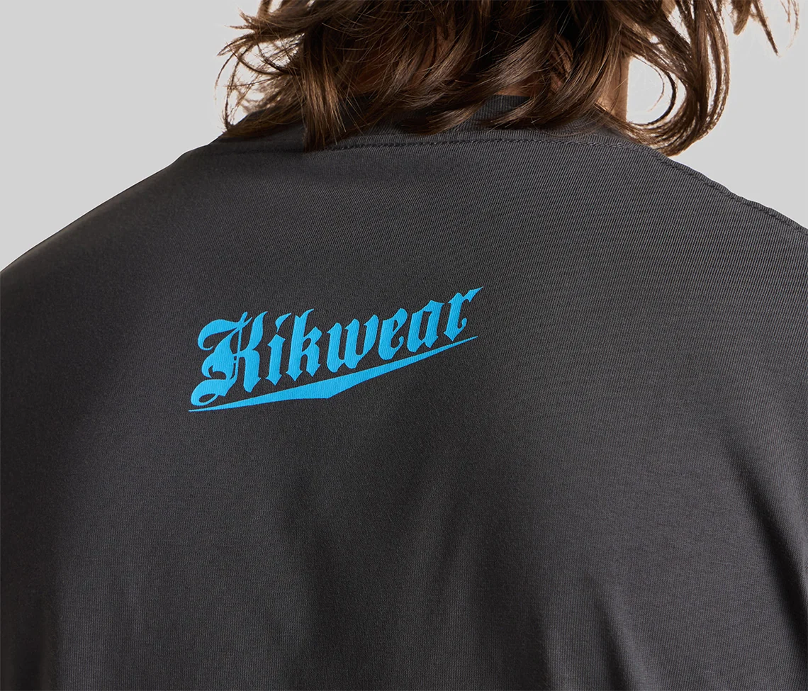 KIKWEAR CUTS GRAPHIC TEE - CHARCOAL - Image 5